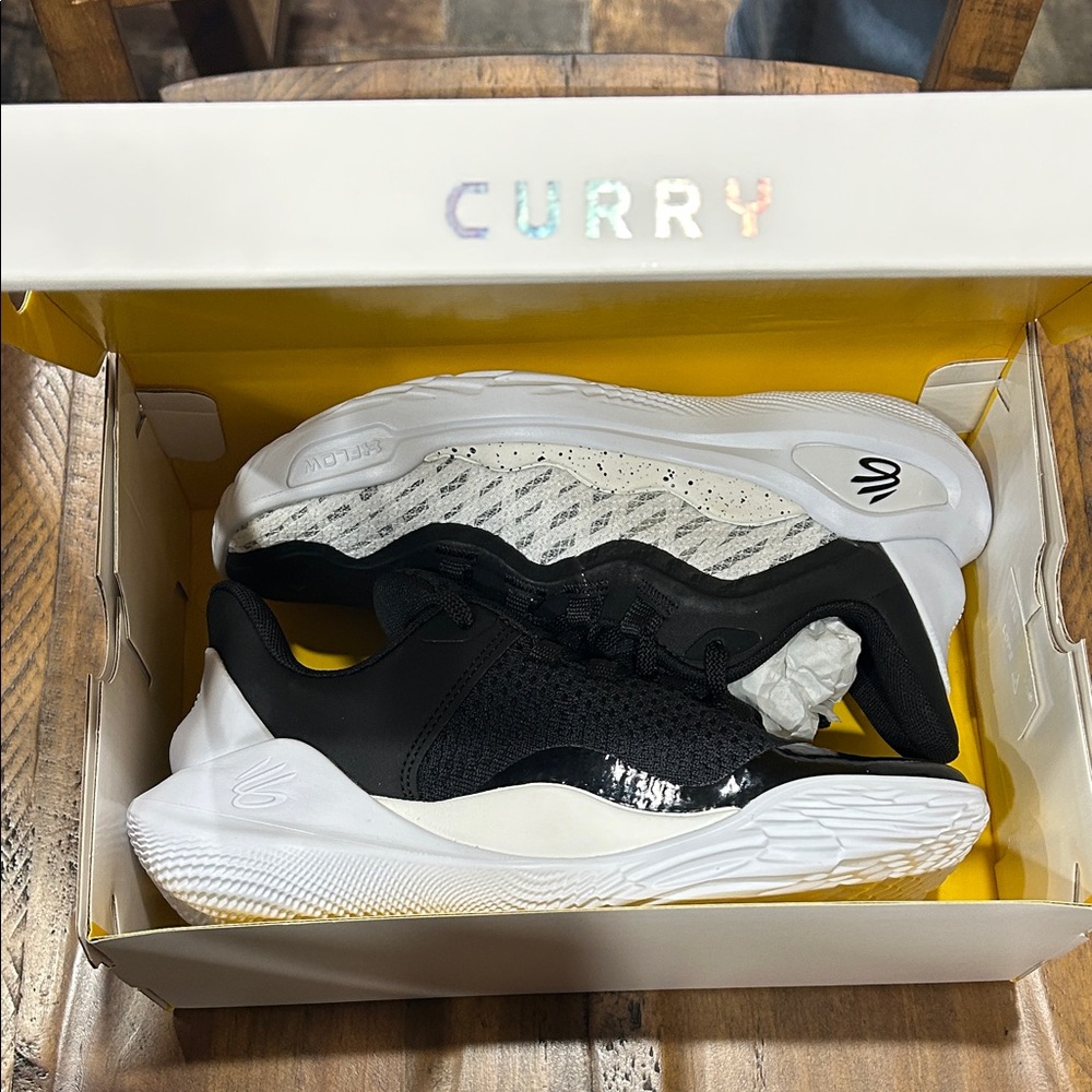 Women’s Black and White Sneakers (Brand new with box)